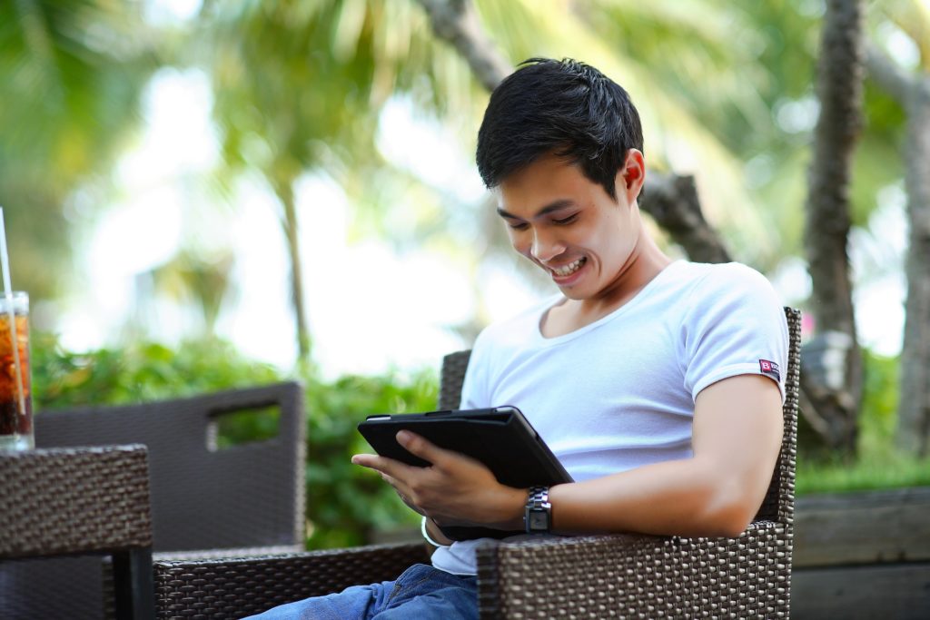 Divan Medical - man using tablet