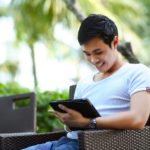 Divan Medical - man using tablet