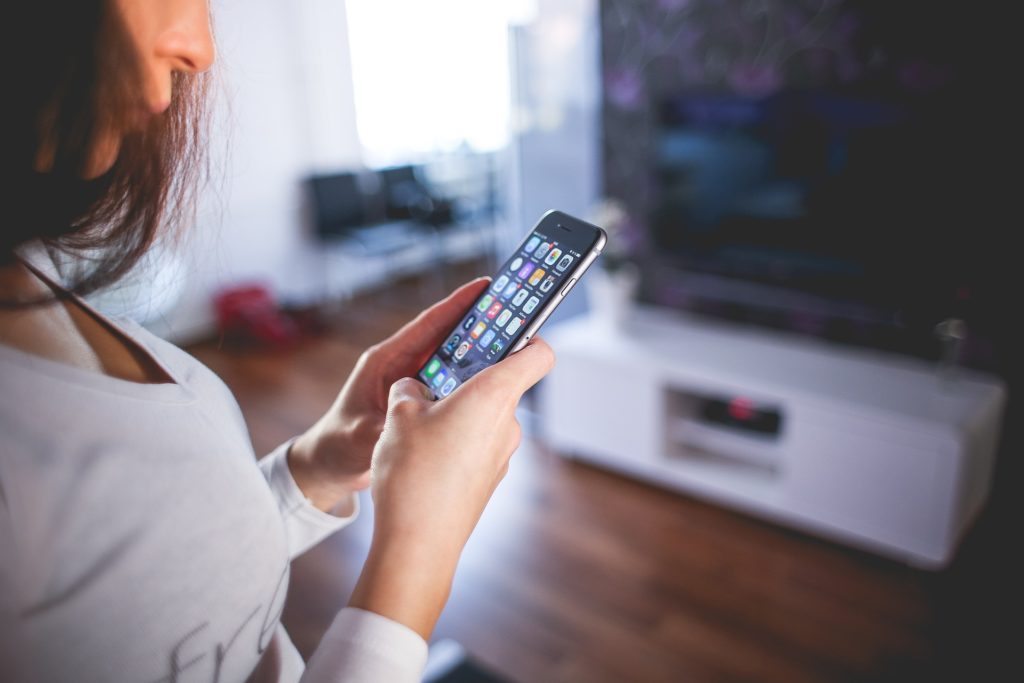 Divan Medical - woman using smartphone app
