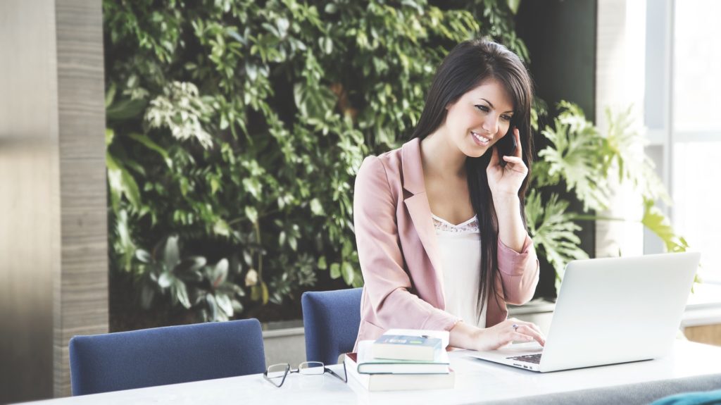 Divan Medical - woman talking on phone