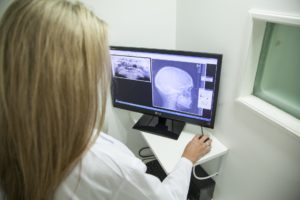 Divan Medical - nurse looking at X-ray