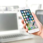 Divan Medical - woman holding smartphone