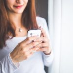 Divan Medical - woman using smartphone