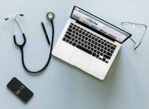 Divan - laptop and stethoscope